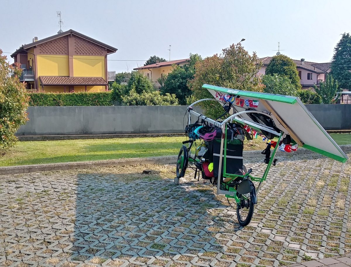 When parking an ebike you want to have the panels as perfectly oriented to the sun as possible, and in the evenings and early mornings that often ment propping the front wheel up to increase the angle beyond what the roof tilt allows.